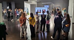 Menschen schauen sich die Ausstellung an.