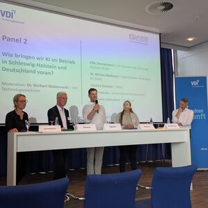 Paneldiskussion zur Frage, wie KI im Betrieb in Schleswig-Holstein und Deutschland vorangebracht werden kann.