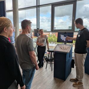 Demonstration einer digitalen Anwendung am Stand von KI.SH.