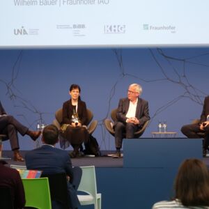 Panel 1: Wilhelm Bauer (Fraunhofer IAO), Elisabeth André (Universität Augsburg), Michael Heister (BIBB), Michael Gustmann (Kerntechnischer Hilfsdienst)