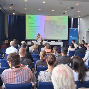 Dr. Alexander Heußner vom Bundesministerium für Forschung, Technologie und Raumfahrt begrüßt die Teilnehmenden.